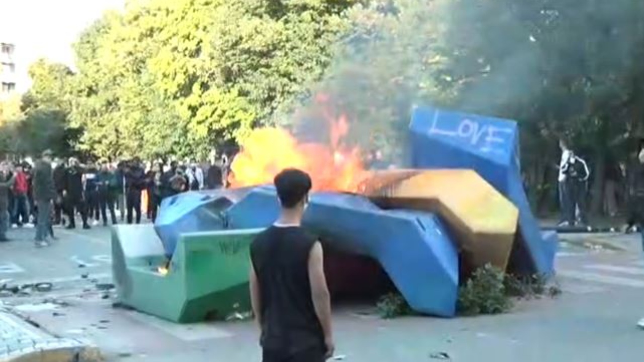 Protestuesit djegin stolat e vendosura në qendër  tymi i zi përhapet kudo  policia i kundërpërgjigjet