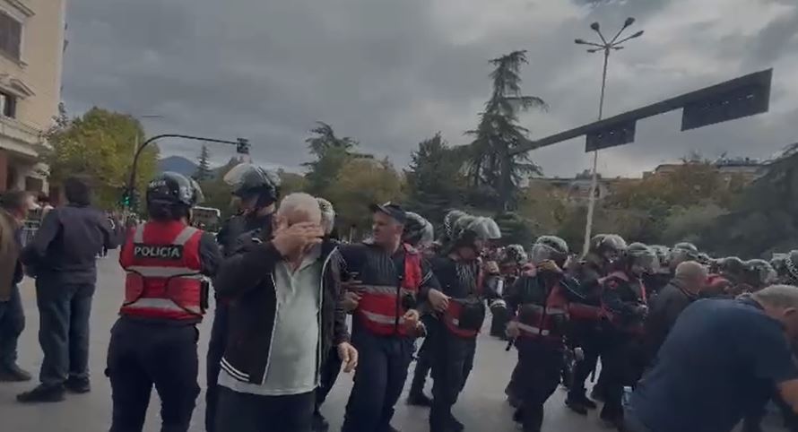 EMRI/ Vijon përplasja mes protestuesve dhe policisë, një i shoqëruar