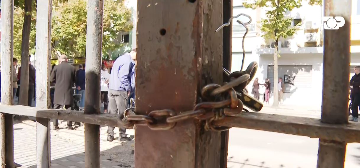 Nisi me këngë e valle  zgjat pak  festa  te Ministria e Arsimit  hidhen mjete piroteknike