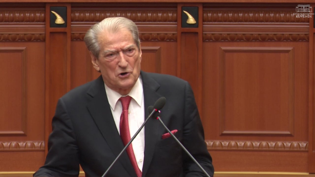 “Këta asgjësojnë 15 bashki, ku është kjo Xhaçka?”, Berisha rikthehet në Kuvend: Në kohën kur ka qenë ministre e Mbrojtjes ka bërë kontrabandë me të shoqin