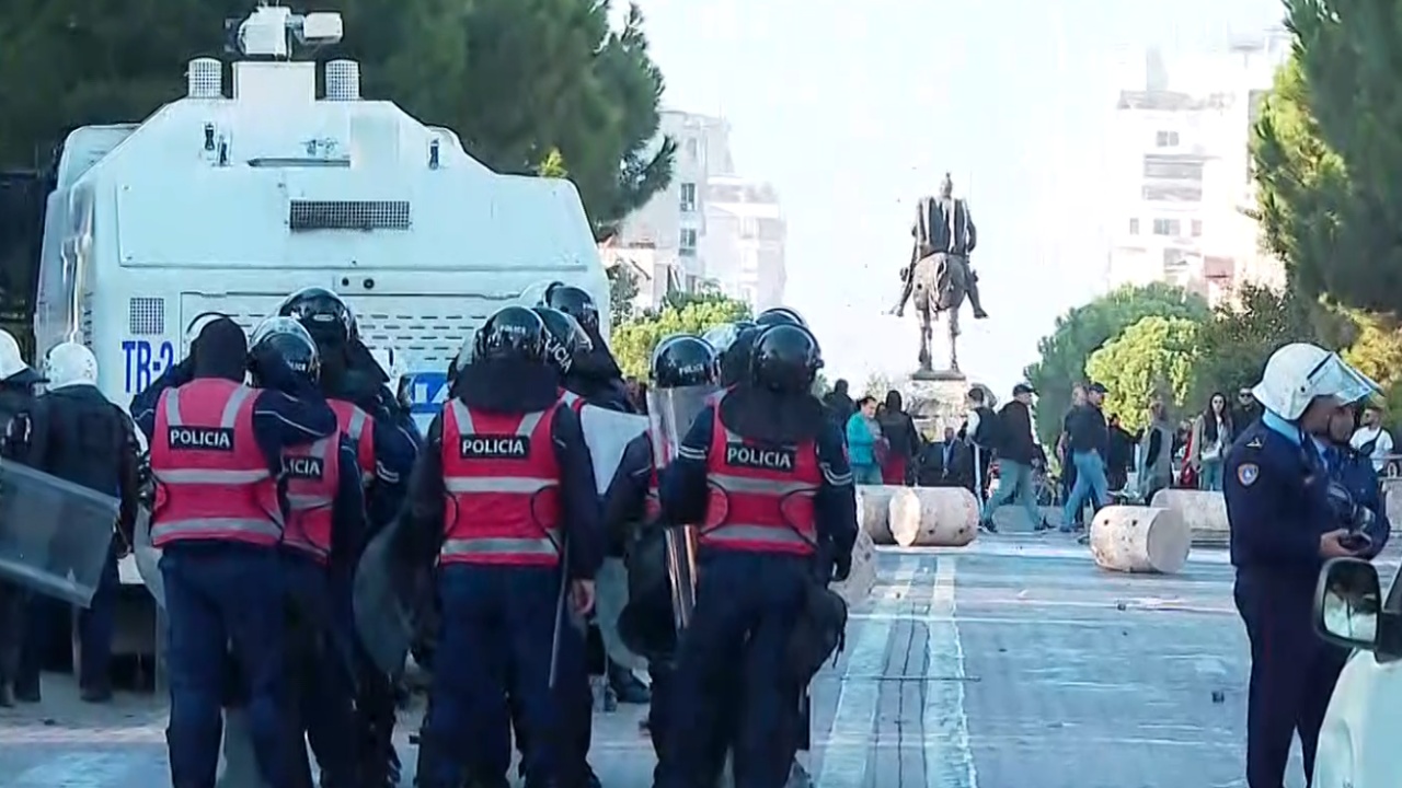 Foto nga burimi: Policia dhe autobotët krijojnë kordon te Ministria e Brendshme, bllokojnë avancimi i protestuesve drejt Kryeministrisë