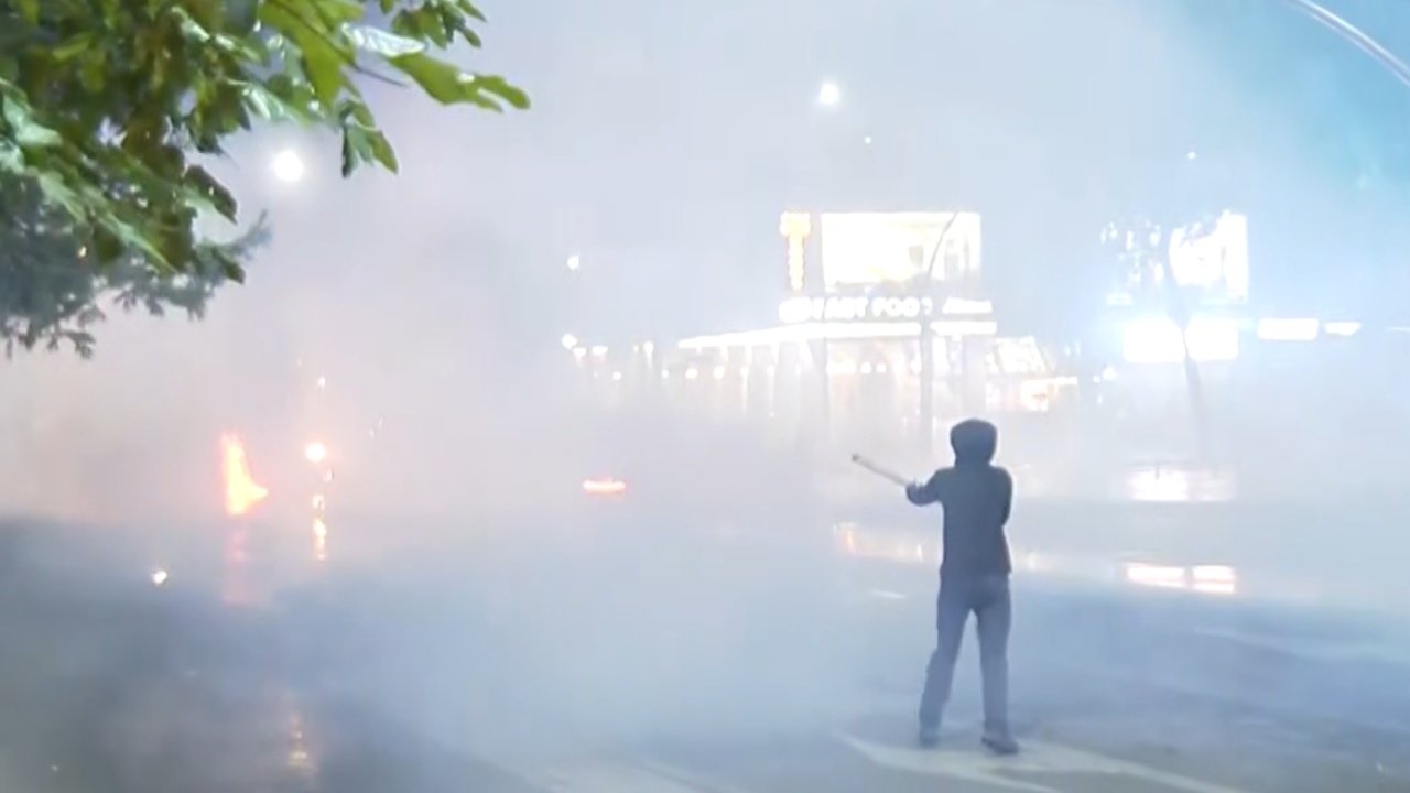 Kaos pranë bankës së Shqipërisë  protestuesit nuk ndalojnë shpërthimet e fishekzjarrëve drejt policisë