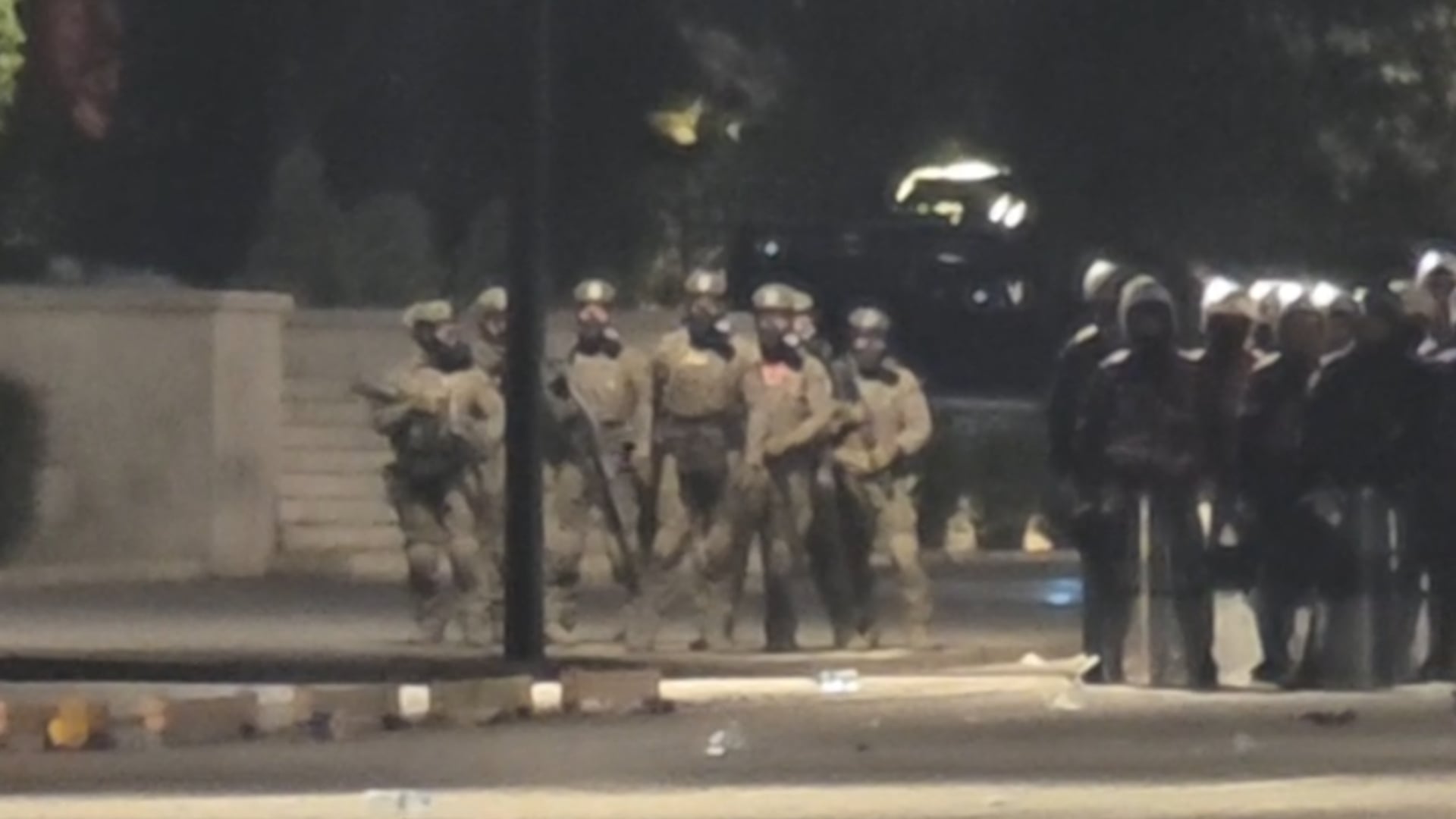 Protesta në Tiranë përplasje mes protestuesve dhe policisë, RENEA vendoset sërish te Kryeministria për të tretën natë
