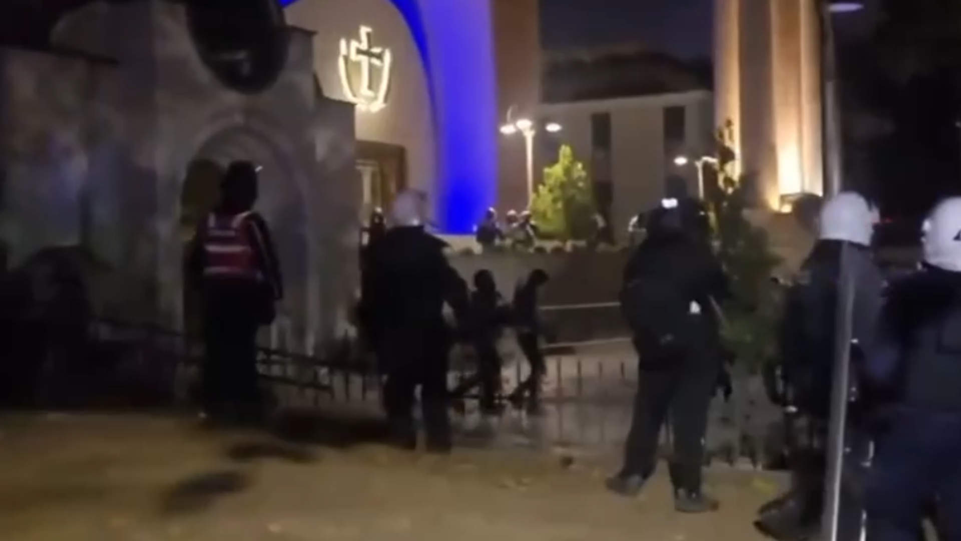 Tensionet në protestë, policia ndjek “këmba këmbës” protestuesit, futet edhe në oborrin e Kishës Ortodokse