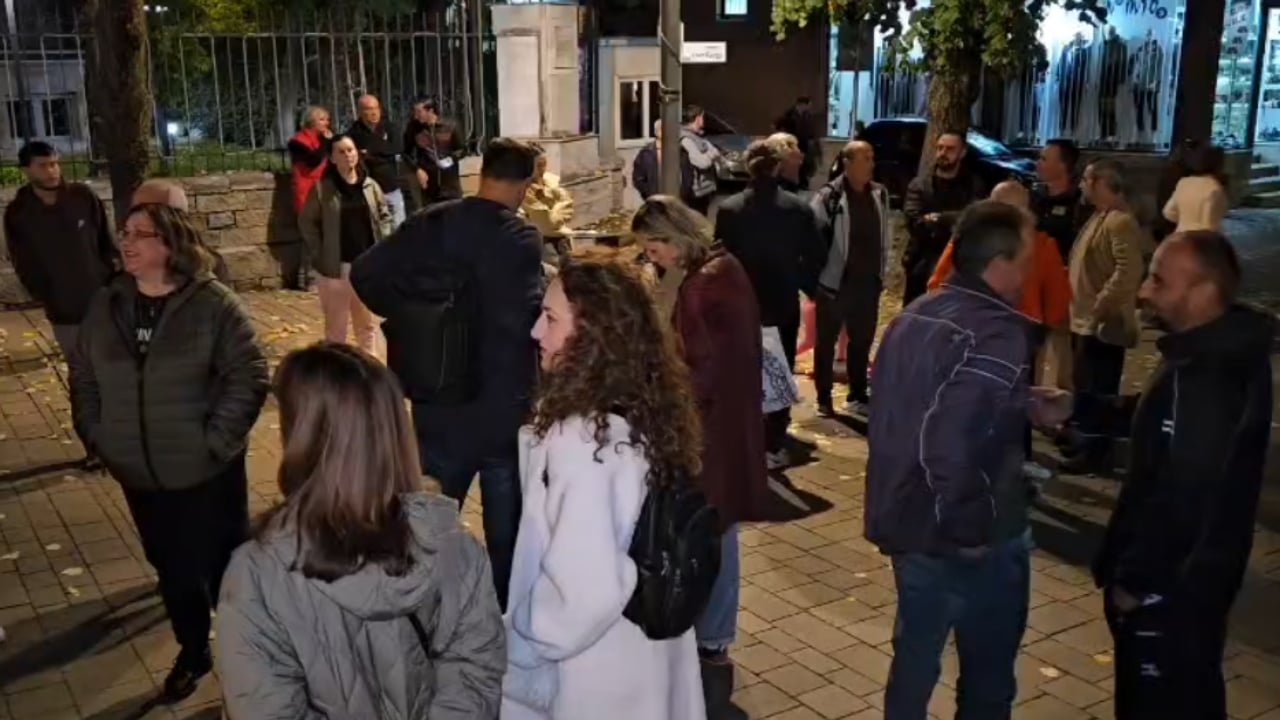 Foto nga burimi: Përcollën mesazhet e tyre në shesh, protestë në Korçë në mbështetje të studentëve