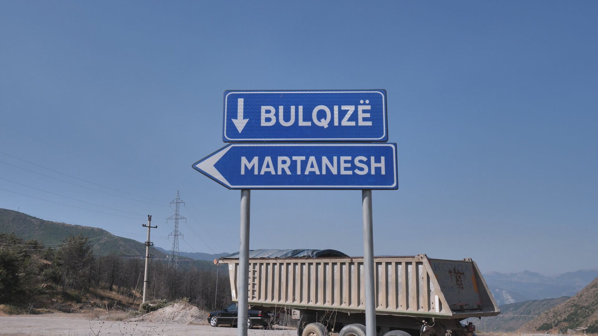 Foto nga burimi: Fiks Fare/ Qafa e Buallit – Martanesh, rruga 22 milionë euro që u shtrua dy herë (me letra) me asfalt!
