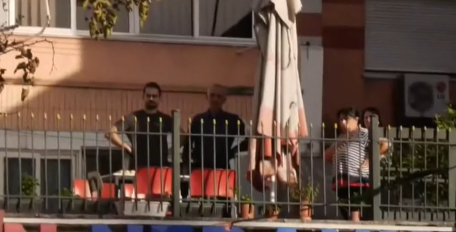 Foto  Kryqëzimi te Rruga e Elbasanit  mes flakëve dhe tymit  Banorët dalin në ballkone dhe  monitorojnë  rrezikun për banesat e tyre
