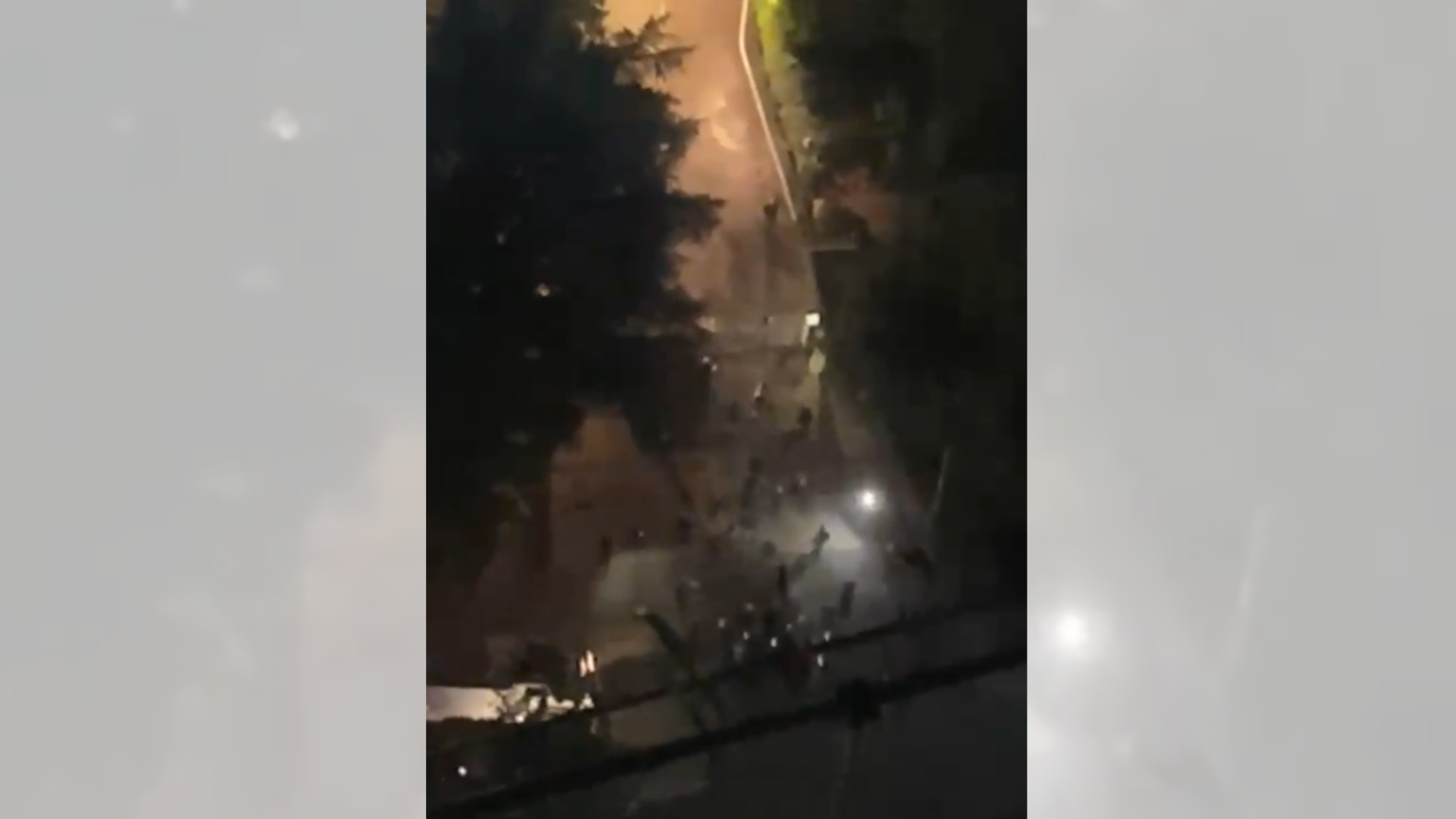 Video/ Përplasjet te selia e PD-së, momenti kur protestuesit vrapojnë të futen drejt godinës