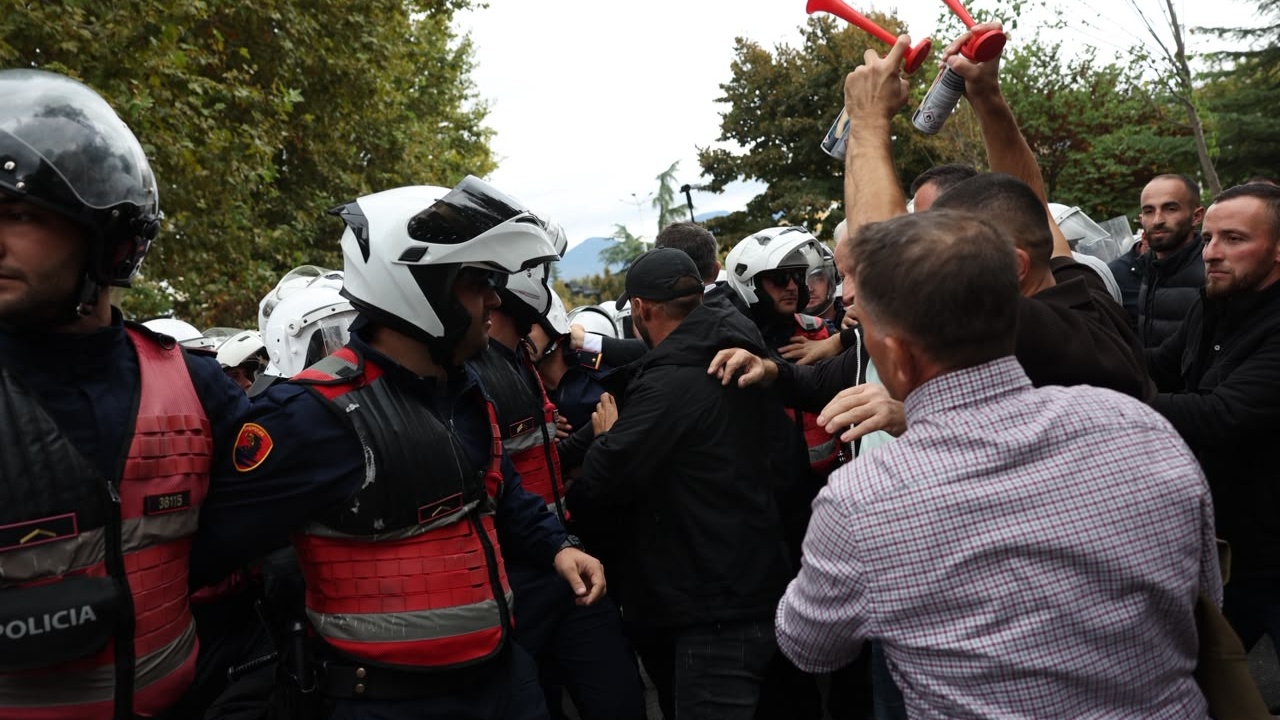 Shoqërohen tetë protestues në komisariat, policia njoftim zyrtar për tubimin pranë Kuvendit: Kryen veprime të dhunshme