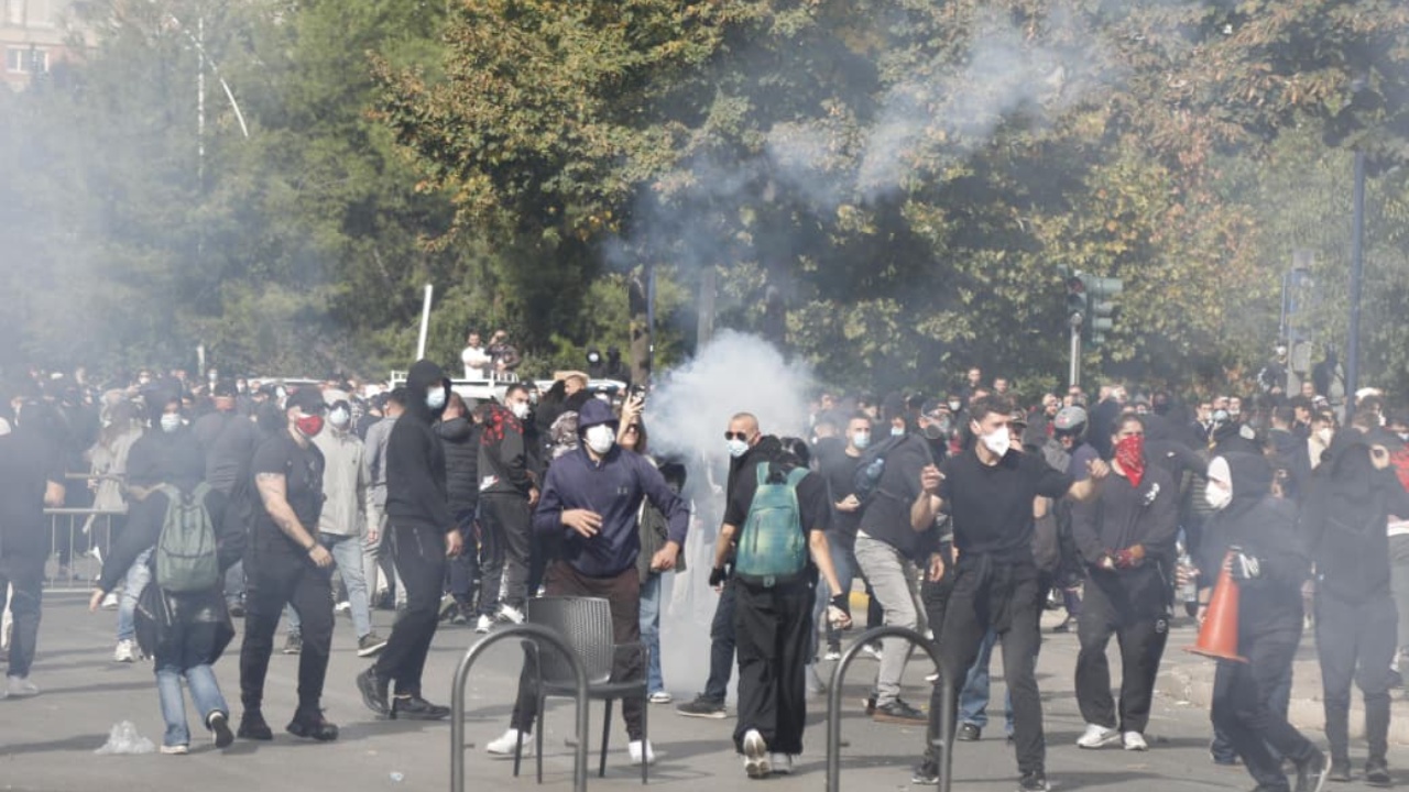 Protestat e dhunshme në Tiranë  14 persona paraqiten në Spitalin e Traumës të lënduar  mes tyre edhe dy të mitur