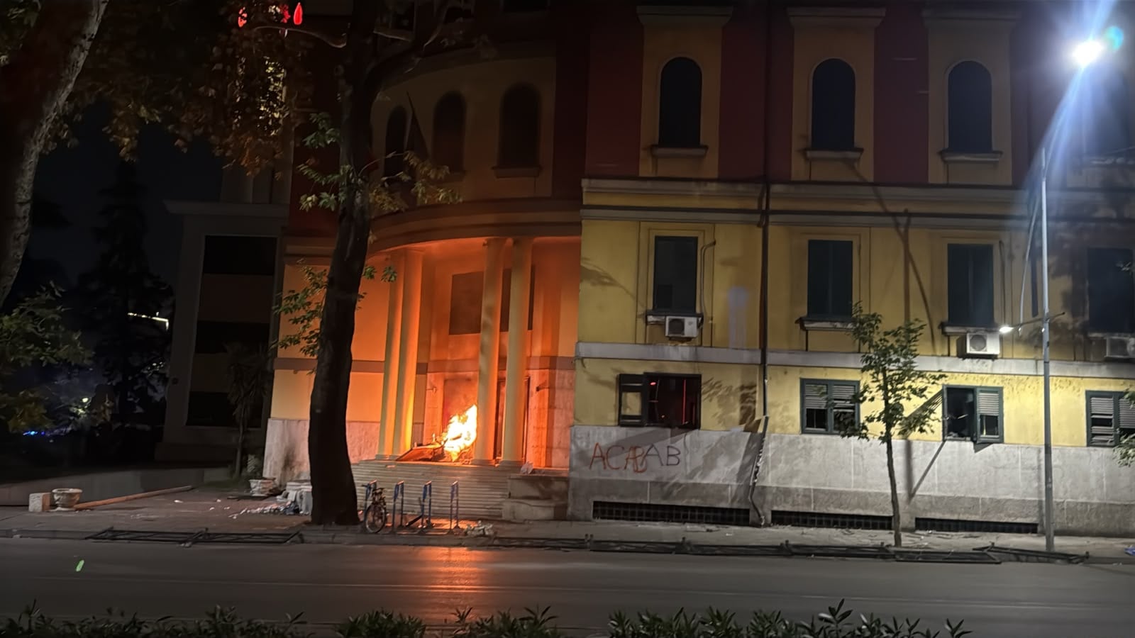 Dhuna nuk ndalet  protestuesit arrijnë të hyjnë në Ministrinë e Ekonomisë  thyhen edhe xhamat e KQZ