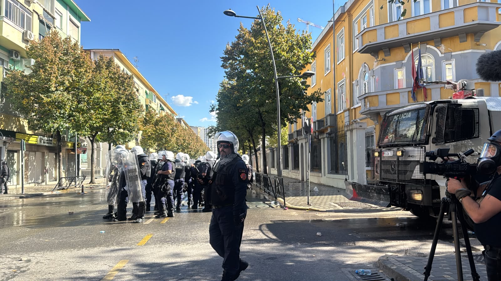 Nis tensioni te Ministria e Arsimit, policia shpërndan protestuesit me gaz lotsjellës dhe ujë me presion