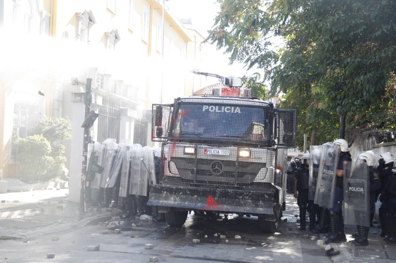 Dhuna në protestë ndaj të rinjve  pezullohen nga detyra dy efektivë policie