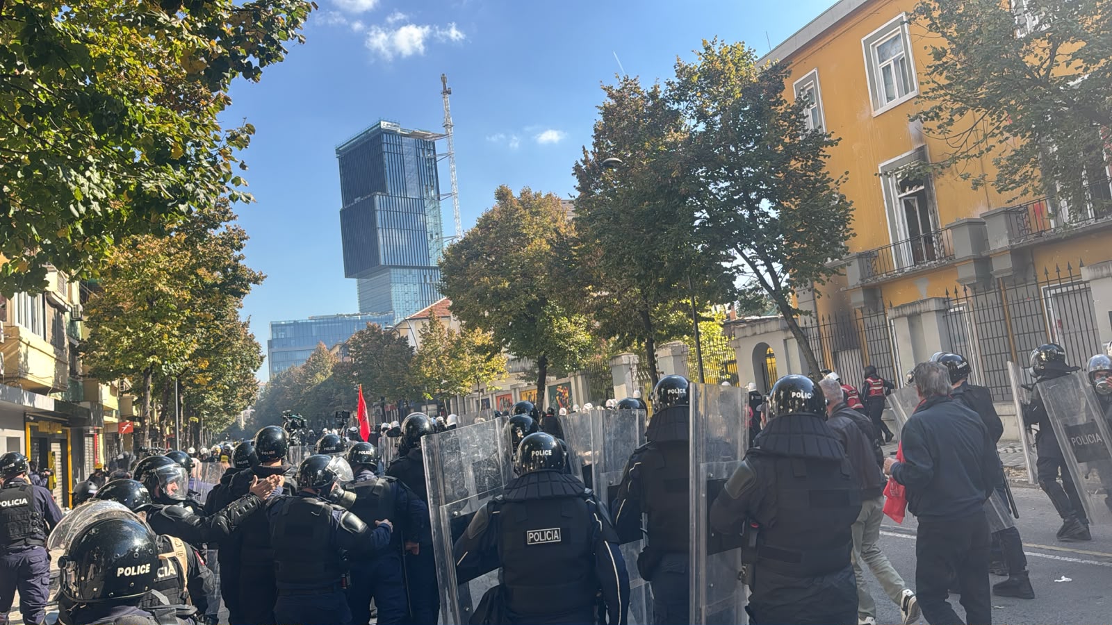 Përshkallëzohet situata te Ministria e Arsimit  protestuesit hedhin molotovë  policia përgjigjet me gaz lotsjellës dhe ujë  disa të shoqëruar