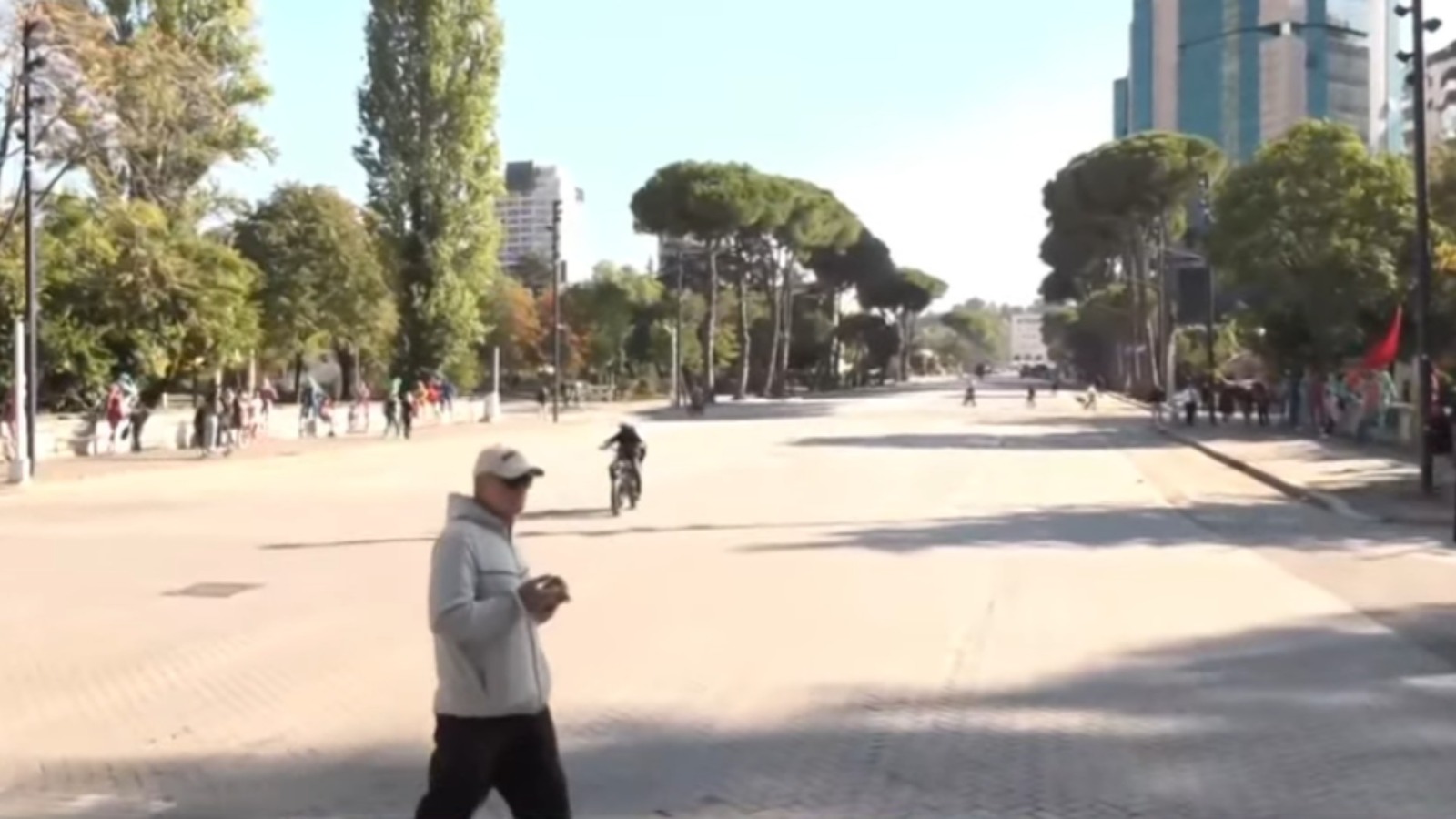 Foto nga burimi: Çfarë po ndodh në Tiranë? Bie “qetësia”, policia nuk gjen dot grupimet e protestuesve