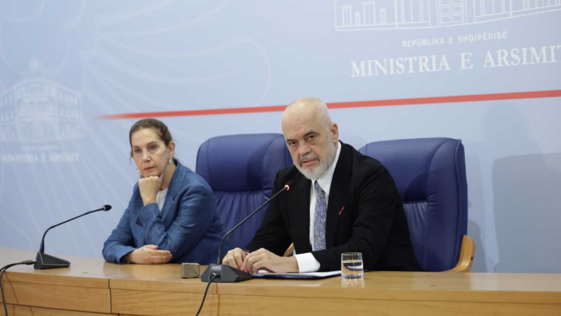Foto nga burimi: “Janë plagosur më shumë policë sesa protestues”/ Rama në Ministrinë e Arsimit: Drejtorët e gjimnazeve me ditar gjatë protestave, më keq se agresioni i gurëve është ai i mediave