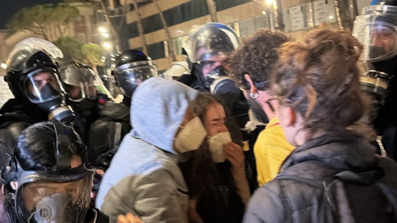 Foto nga burimi: Përshkallëzohet situata te Kryeministria/ Përplasje mes protestuesve dhe policisë, përdoret spraj me piper, nisin shoqërimet