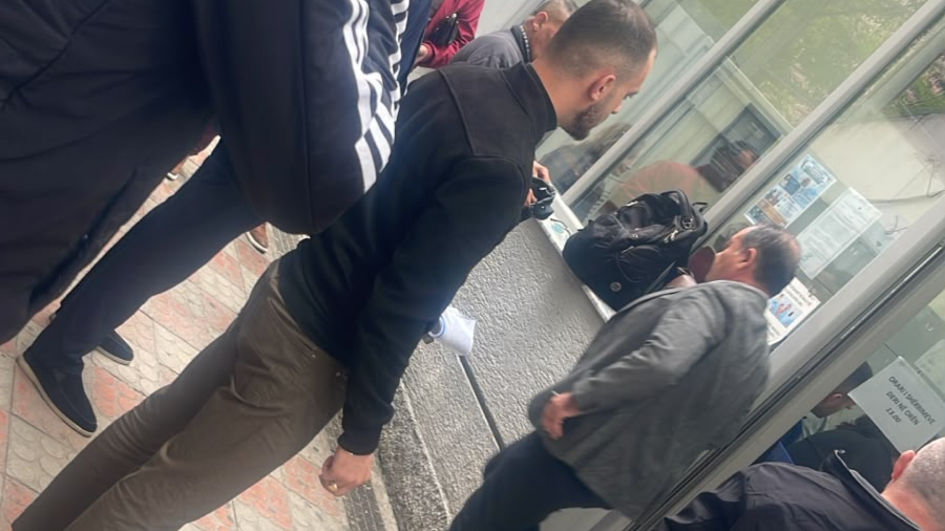 Foto nga burimi: Protestuesit e arrestuar, gjykata pritet të japë sot 59 masa sigurie. Prindërit para gjykatës për të mësuar fatin e fëmijëve të tyre