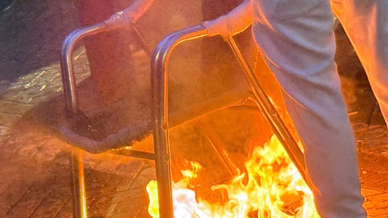 Pas shumë orësh qetësi, nisin tensionet e para/ Hidhen molotovë drejt Kryeministrisë, protestuesit vendosin në flakë një karrige: Hajde për dialog tani