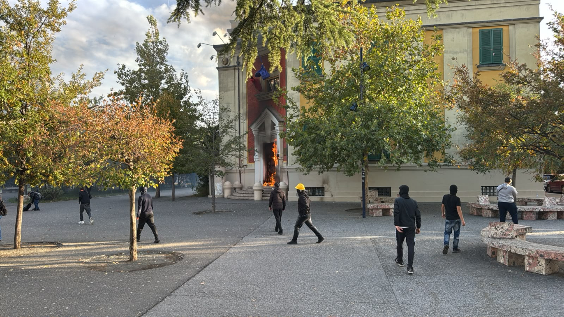 Protestuesit i vënë flakën Ministrisë së Bujqësisë  digjet një nga dyert e godinës