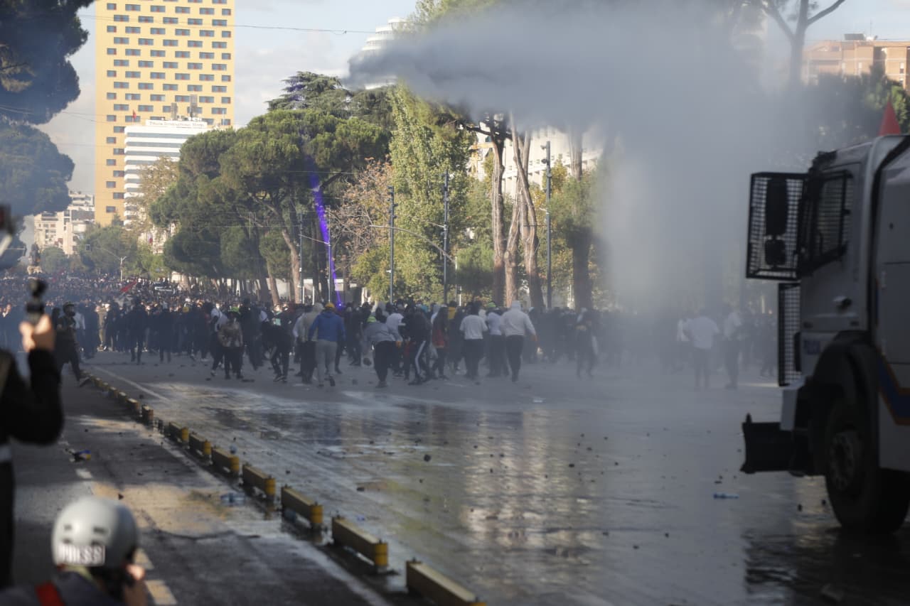 8 të plagosur në protestë, mes tyre një deputet dhe 4 protestues