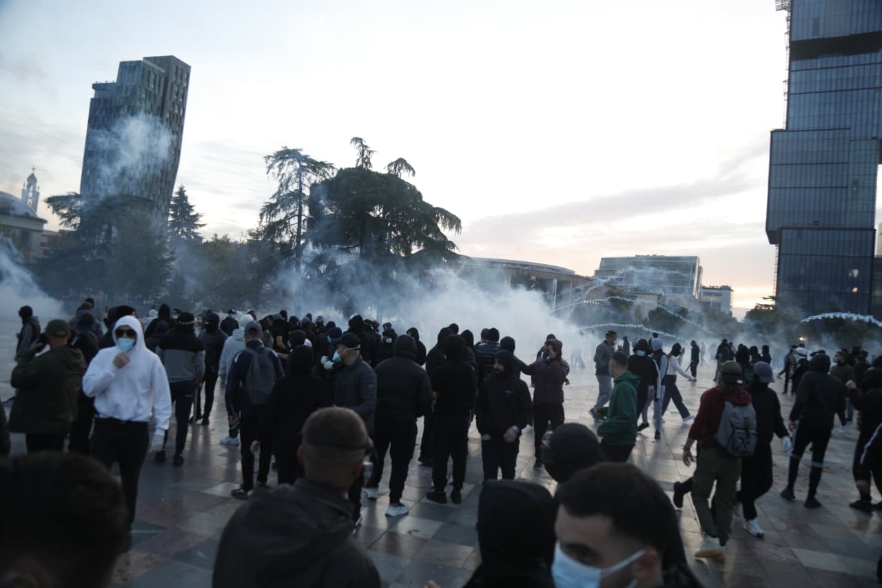 Protesta e dhunshme e së shtunës në Tiranë, 23 të arrestuar dhe 30 të shpallur në kërkim