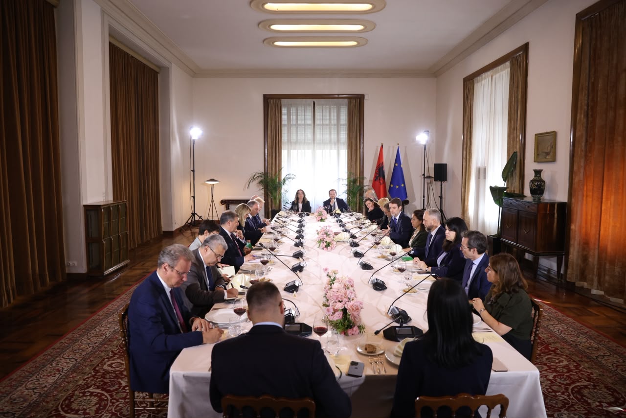 Foto nga burimi: Ministri Hoxha takon ambasadorët e BE-së: Liritë demokratike dhe shteti i së drejtës, në themel të rrugës evropiane të Shqipërisë