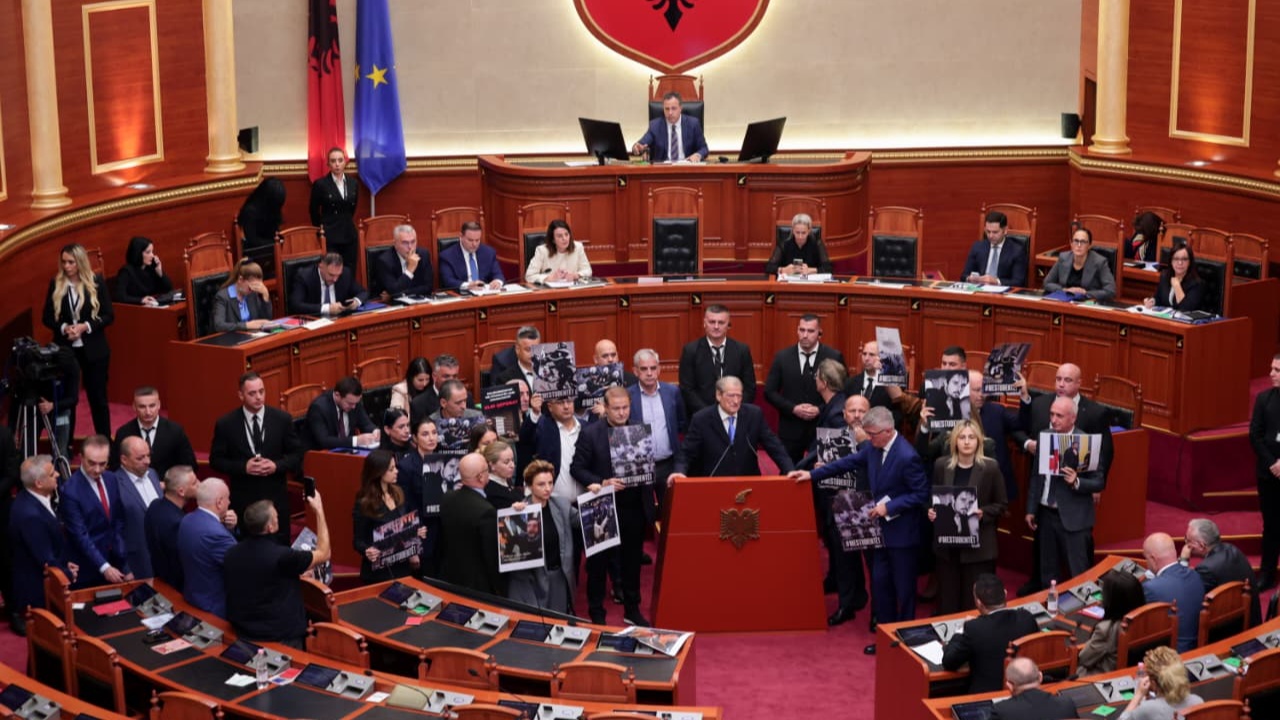 PD bllokon foltoren  Niko Peleshi ndërpret sërish seancën  Do të fillojmë kur 