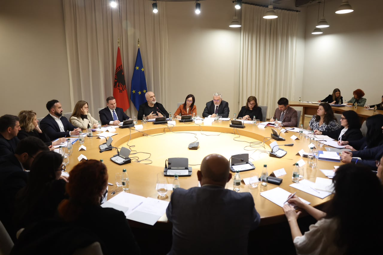 Nga rrjetet sociale te përgjegjësia e prindërve, Rama prezanton masat për mbrojtjen e fëmijëve: Së shpejti nisim diskutimin publik