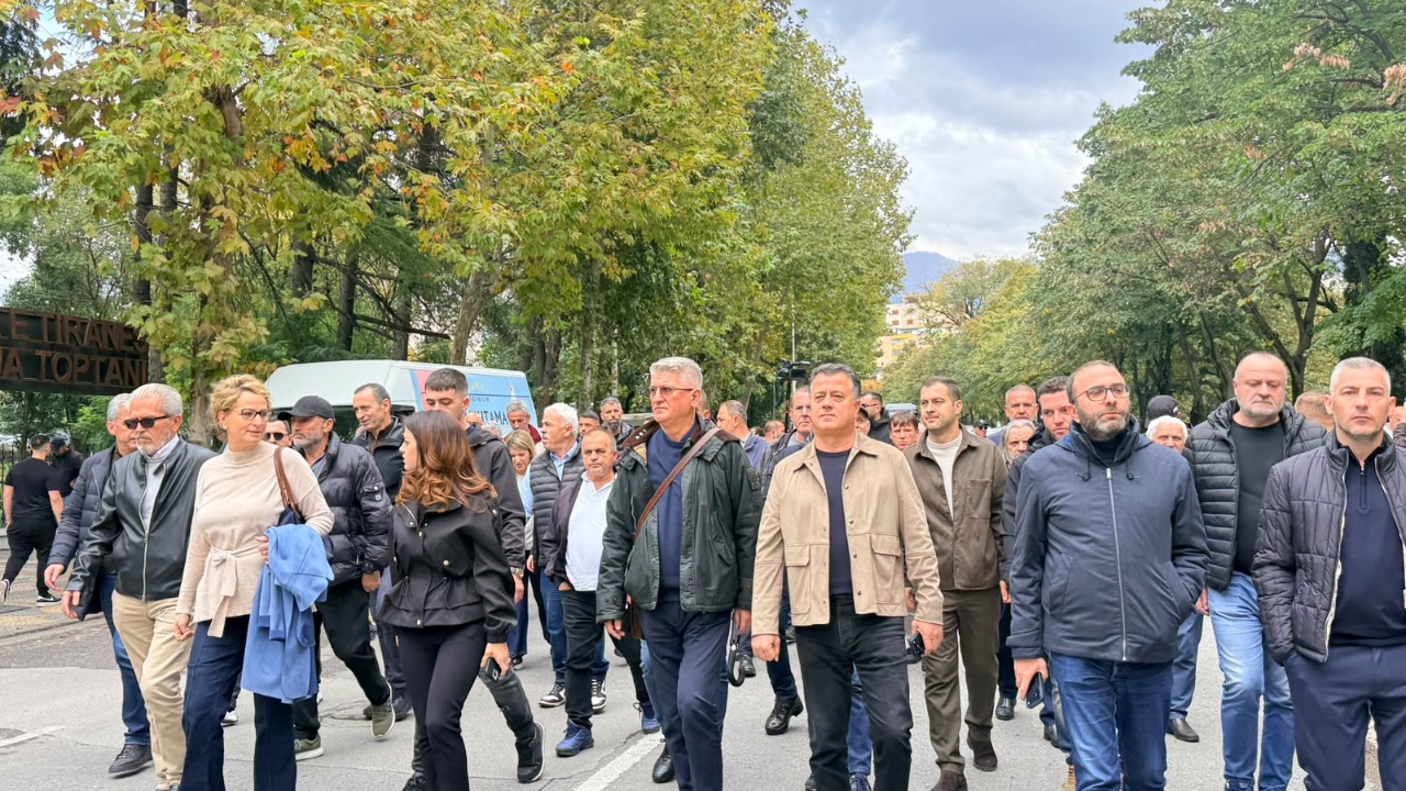 Protesta e thirrur nga PD/ Nis marshimi nga selia blu drejt Kryeministrisë, Berisha mungon, në krye deputetët demokratë