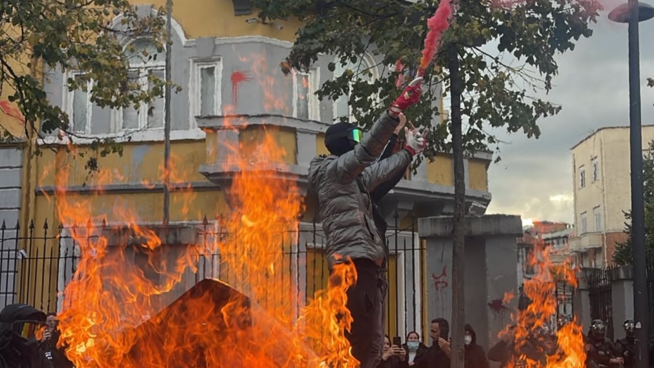 Tensionohet situata përpara Ministrisë së Arsimit  protestuesit i vendosin flakën kazanëve të plehrave  ndizen edhe tymuese