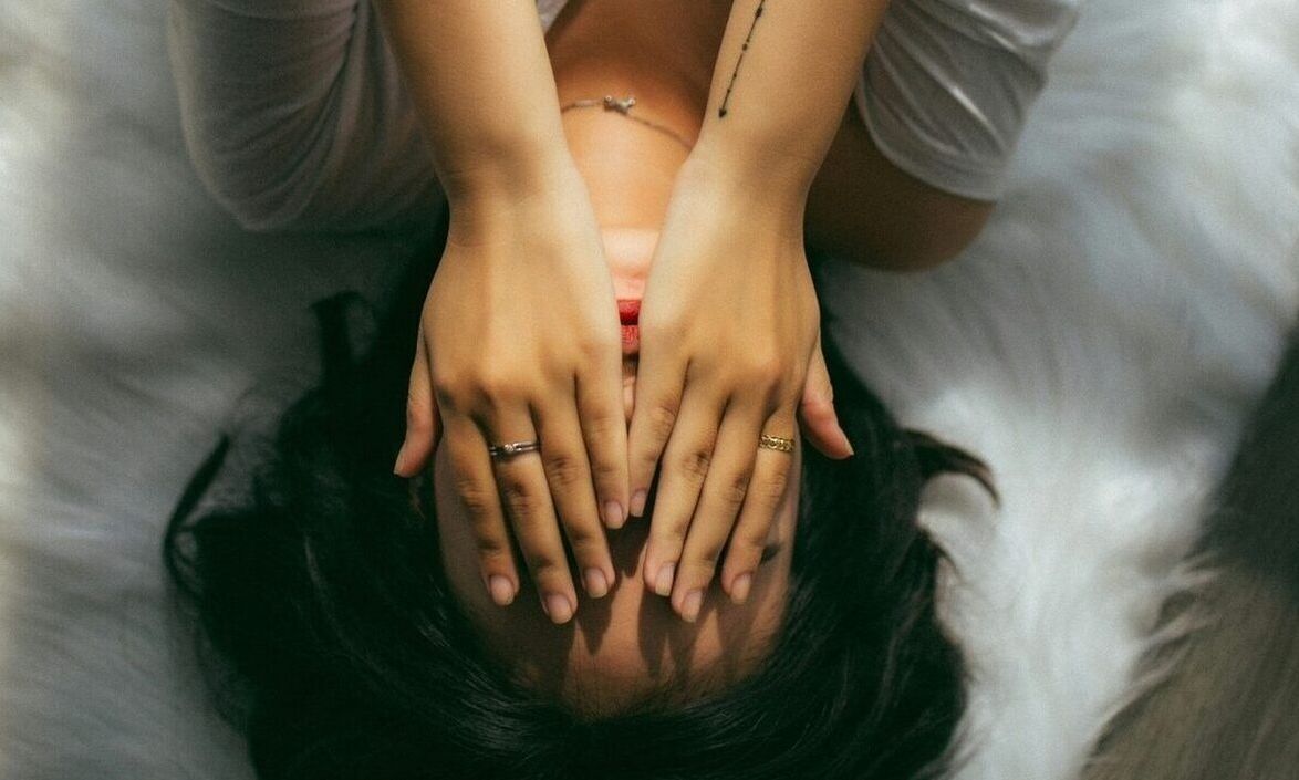 Tmerr për vajzën e re  i publikojnë fotot dhe numrin celular në një faqe me njoftime për shërbime seksi  E kuptova kur nisën të më telefonojnë