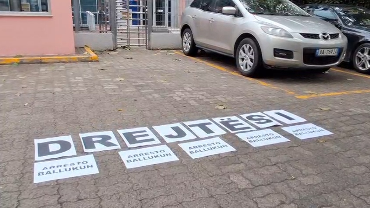 FOTO   Drejtësi  arrestoni Ballukun   protestë para SPAK për ish zv kryeministren