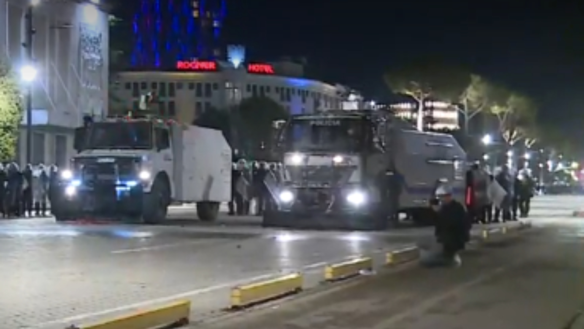 Përplasje e ashpër pranë Kryeministrisë  Policia përdor spraj me piper drejt protestuesve  ndërhyn edhe autoboti