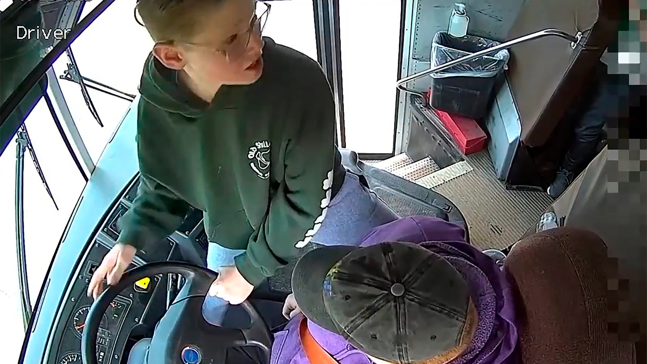  Duhet të ndihmonim   5 nxënës bëhen heronj pasi drejtuesja e autobusit humbi ndjenjat  shmanget tragjedia