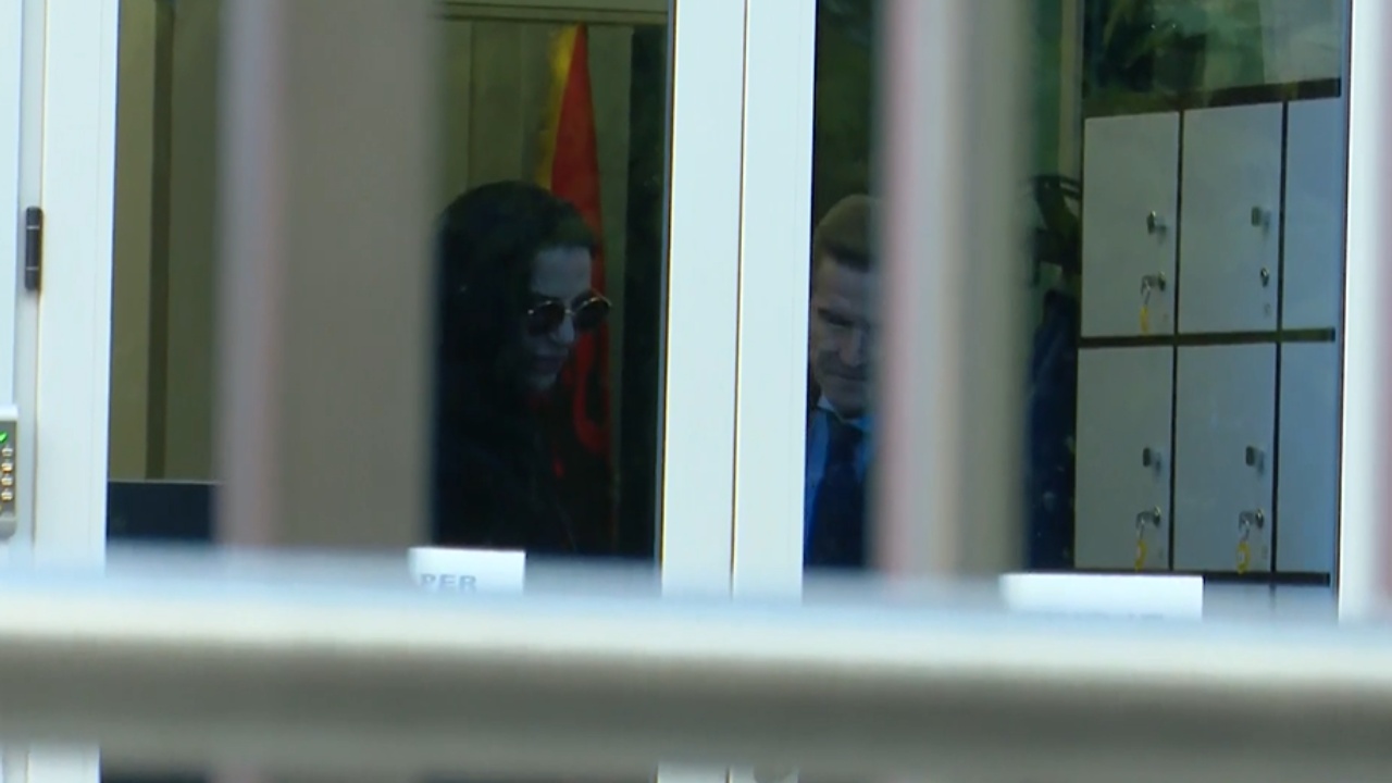 Balluku paraqitet në SPAK, prani e madhe e efektivëve të Policisë para Prokurorisë së Posaçme