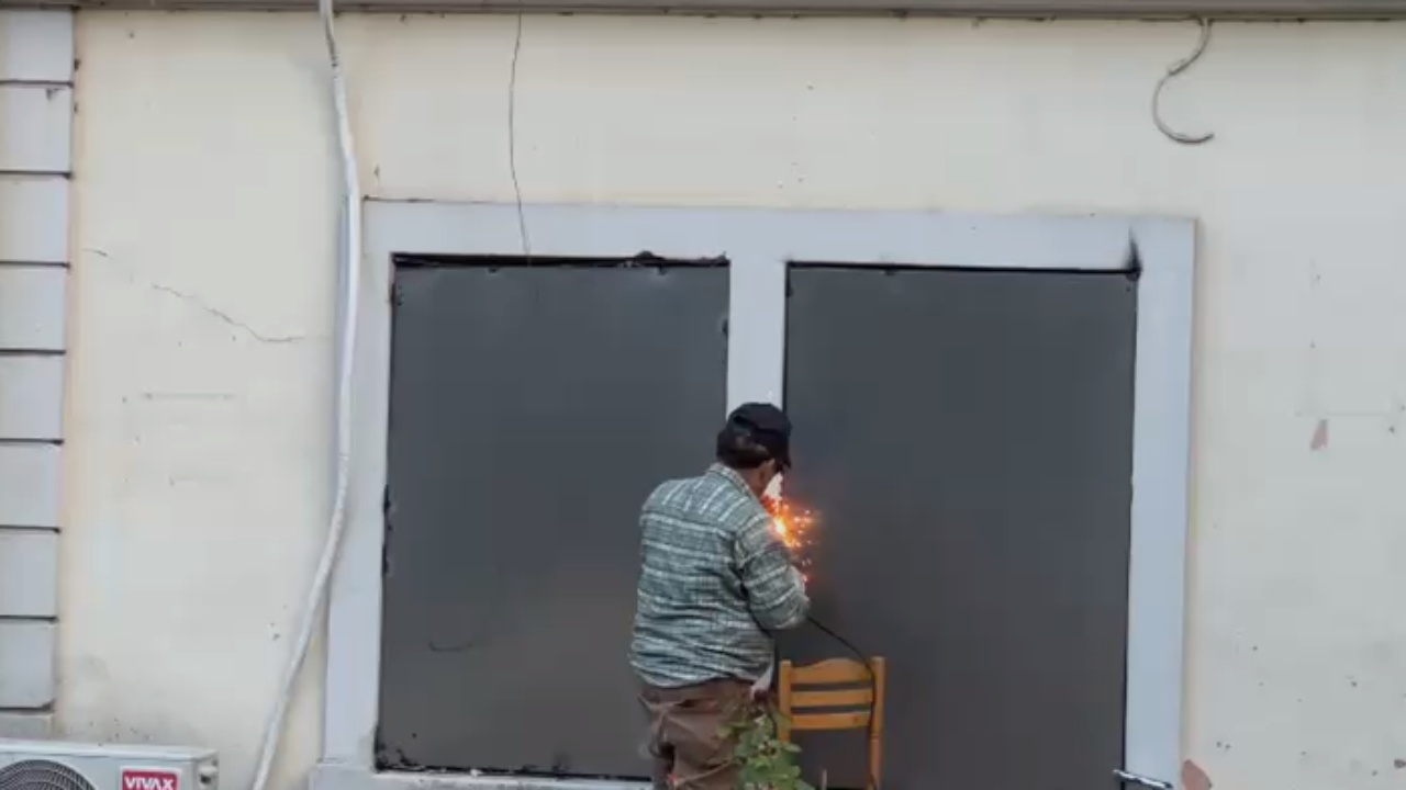 VIDEO/ Bashkia e Shkodrës blindon ndërtesën pas paralajmërimit për tjetër protestë nesër