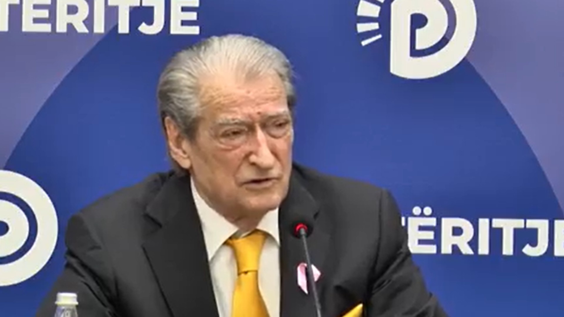 Foto nga burimi: “Nuk ka asnjë element të Antifa-s në protestë”, Berisha: Rama në frikë të madhe, po i vjen dita e llogarisë