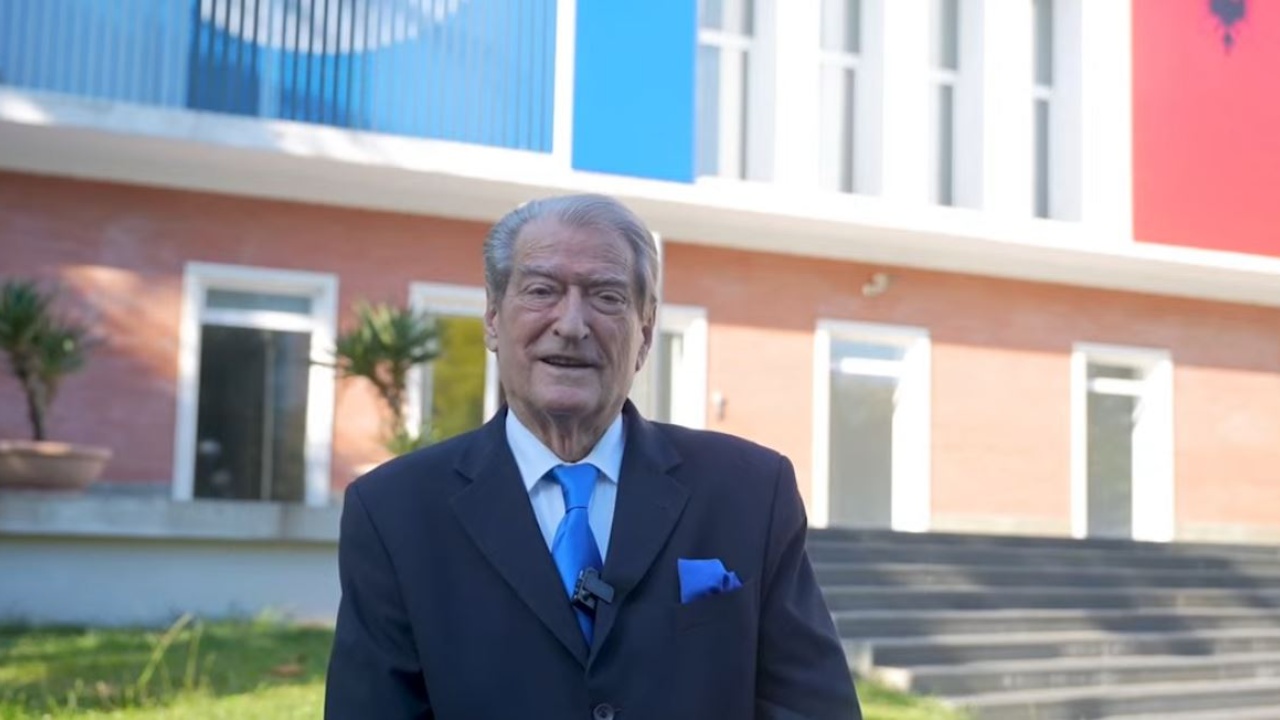Foto nga burimi: “Studentët u ngritën si feniksi nga hiri”/ Berisha thirrje për protestë: Të gjithë nesër përpara Universitetit, mos i lini të rinjtë vetëm