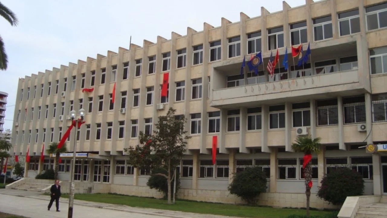 Efektivët hynë brenda Universitetit të Vlorës  policia  Morëm njoftim se disa persona po pengonin procesin mësimor