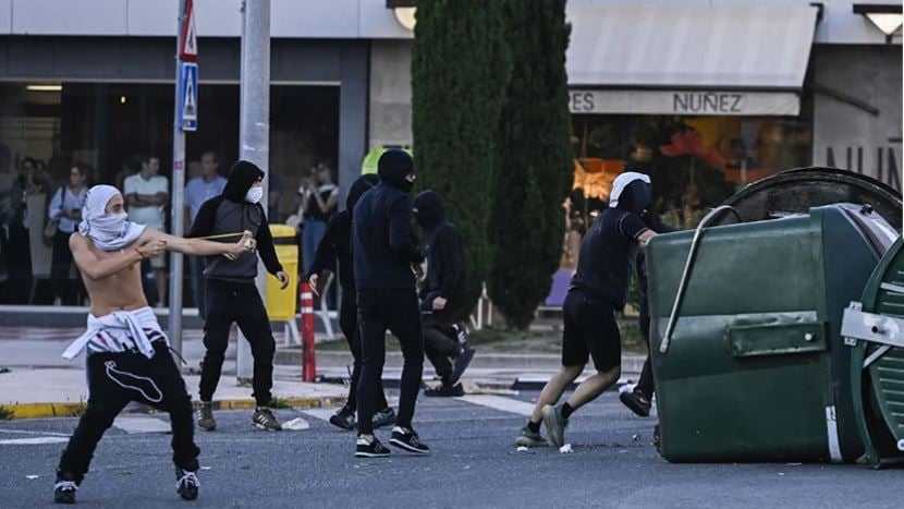 Kaos në Bilbao  Incidente dhe arrestime pas anulimit të një eventi nga një influencues i ekstremit të djathtë  burra me kapuçë dogjën makina