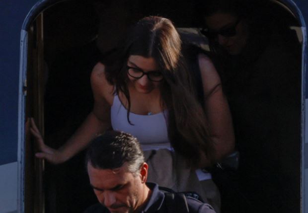 Foto nga burimi: Ishte fshehur në Argjentinë, kaloi nëpër Ekuador, SHBA i dha vizë/ Flavio Bolsonaro mbërrin në Miami me familjen e tij