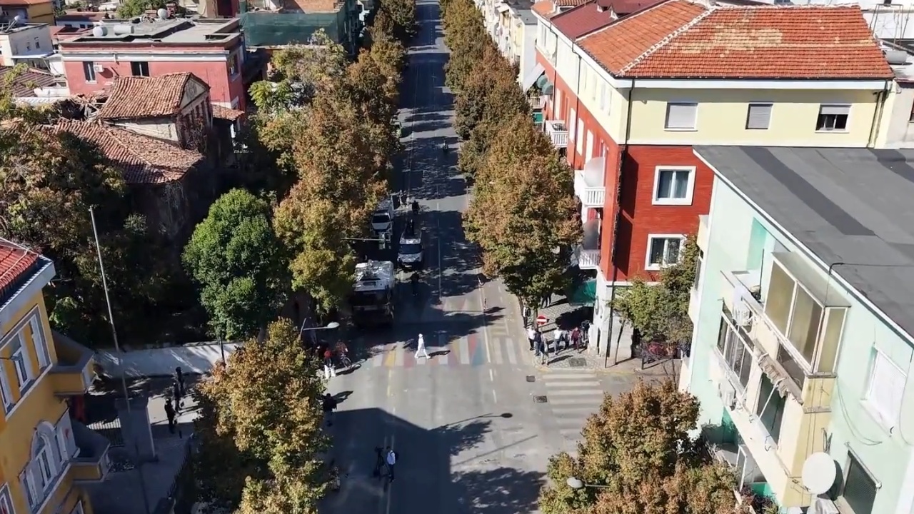 VIDEO  Qetësia përpara stuhisë  Biznese të fortifikuara dhe lëvizje të reduktuara  situata në Tiranë përpara protestës