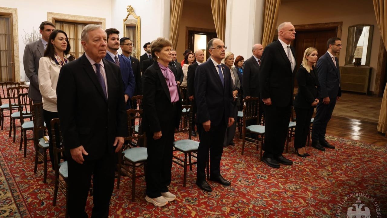 Urdhri Suprem i Shqiponjës  Begaj dekoron dy senatorë amerikanë  i pranishëm edhe ambasadori i SHBA së