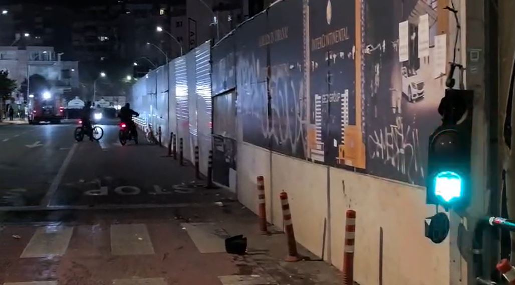 VIDEO/ “Furtuna” e protestës kalon edhe te “9-katëshet”, kosha në flakë dhe semaforë të shkatërruar