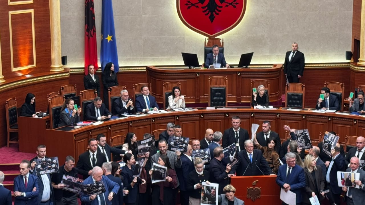 Foto nga burimi: Tensionet në Kuvend/ Deputeti i PD-së tenton të kalojë shkallët dhe t’i afrohet Peleshit, ndalohet nga Garda
