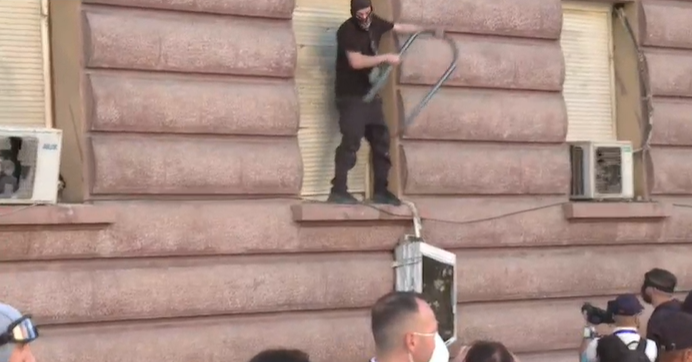 Foto nga burimi: Protestuesit ‘stacionohen’ te Bulevardi, nisin me shkatërrimin e dritareve të Kryesisë së Kuvendit, tentojnë të futen brenda