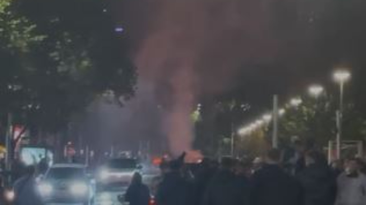 LAJMI I FUNDIT  Protestuesit djegin makinat e Bashkisë  vijojnë tensionet në Tiranë