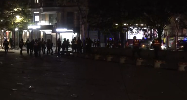 Përplasje e fortë mes efektivëve dhe protestuesve   breshëri  gurësh ndaj dhjetëra automjeteve të policisë  zmbrapsen blutë