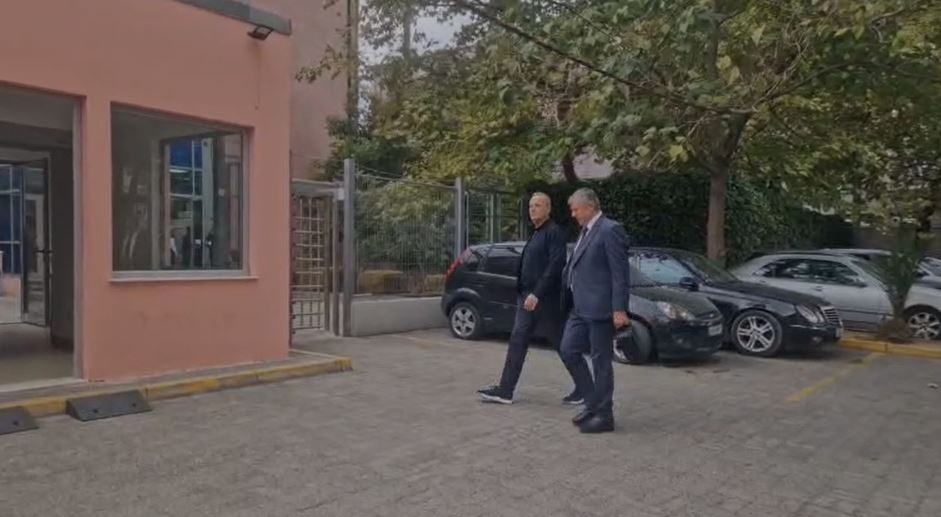 Artan Gaçi paraqitet në SPAK  avokati i ish deputetit të PS  U pyet si person ndaj të cilit zhvillohen hetime